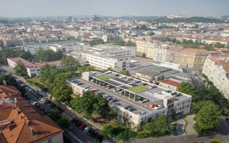 Konec dopravního chaosu u Dětské nemocnice. Vyroste tam parkovací dům
