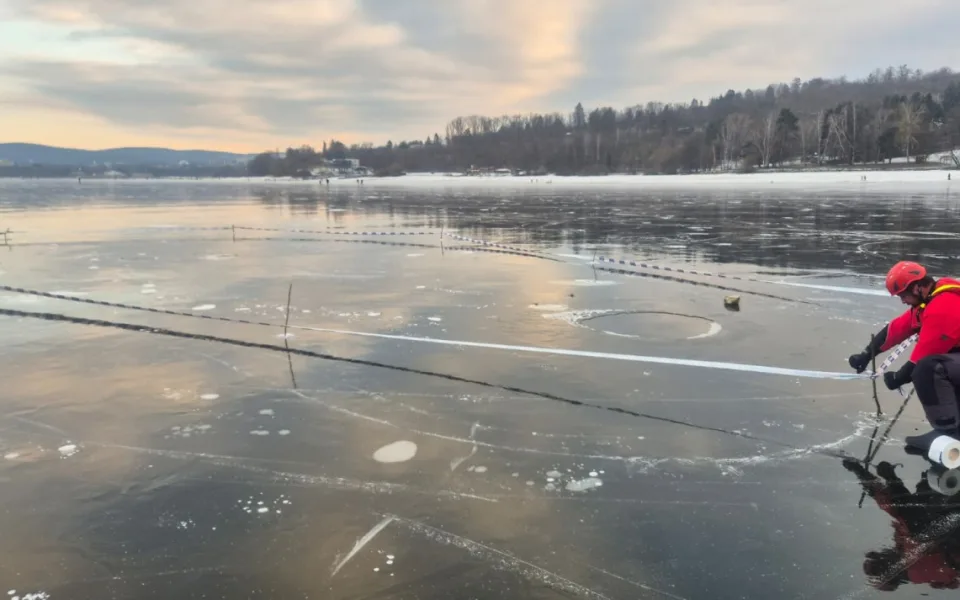 MP_Brno-otvory-v-ledu-paska-poricni-jednotka-bahenni-plyny-prehrada