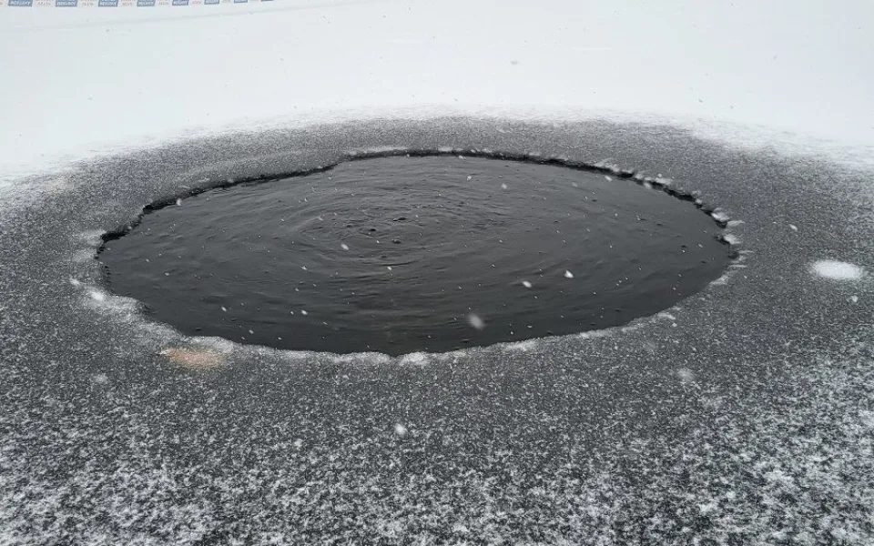 FOTO: Děr na Prýglu je víc a víc. Nebezpečné jsou i neviditelné vzduchové kapsy