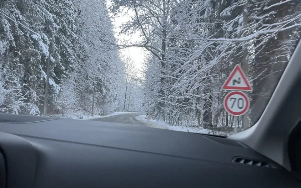 Silnice na jihu Moravy jsou sjízdné jen se zvýšenou opatrností, na D55 hrozí námraza