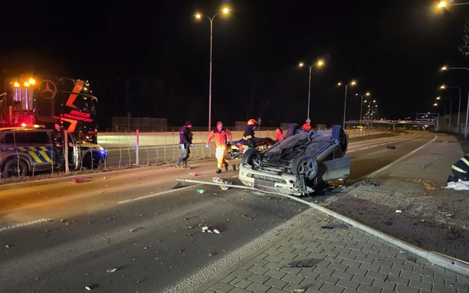 Řidič na drogách a se zákazem řízení boural v Brně, měl být už dávno ve vězení