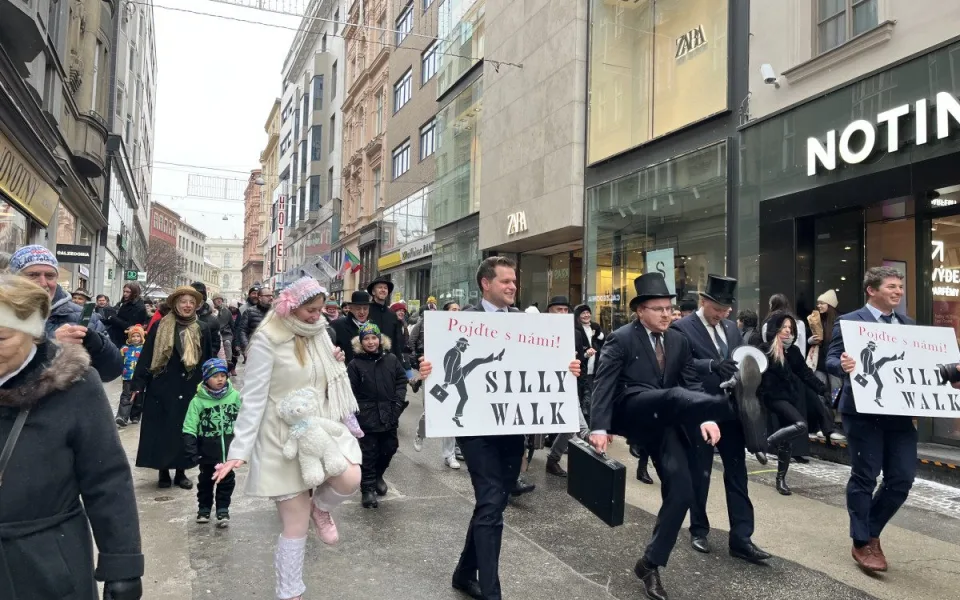 VIDEO: Švihlým krokem napříč Brnem. Centrum města rozhýbal bláznivý pochod