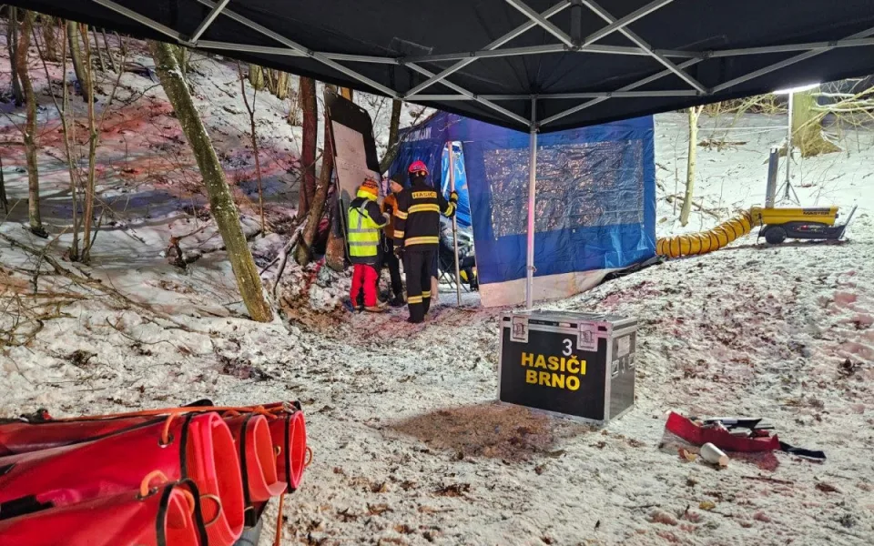 Muž uvízl v nepřístupné jeskyni na Blanensku, hasiči se ho snaží dostat ven