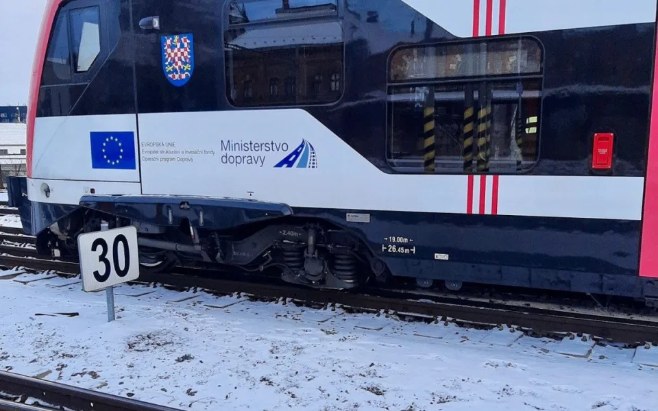 V Brně na hlavním nádraží vykolejila lokomotiva při posunu, provoz je zastavený