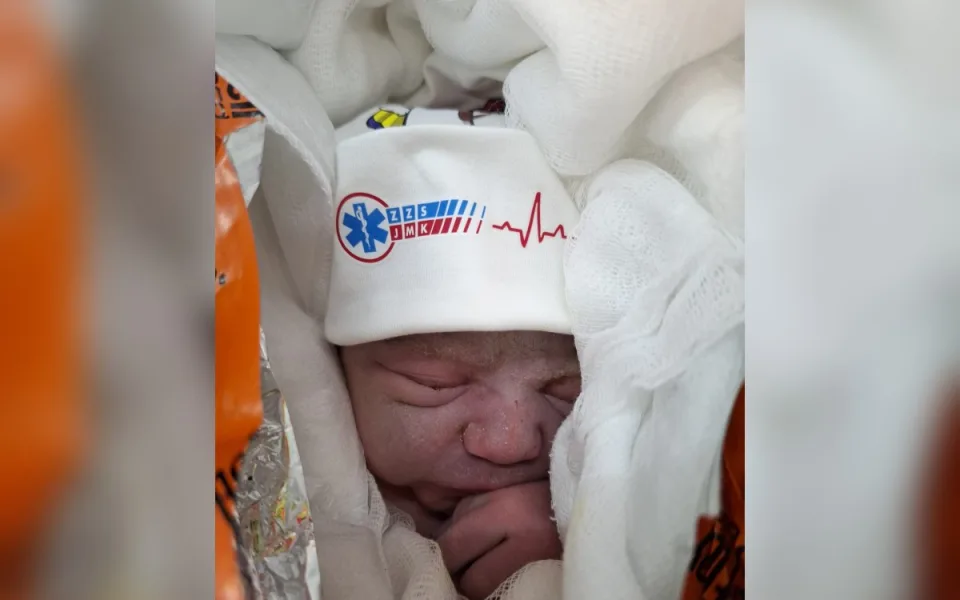 Rychlejší než sanitka. Natálka přišla na svět s pomocí operátorky i babičky