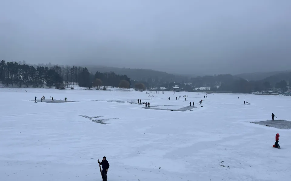 FOTO: Brusle i běžky. Na Pryglu dovádí desítky lidí