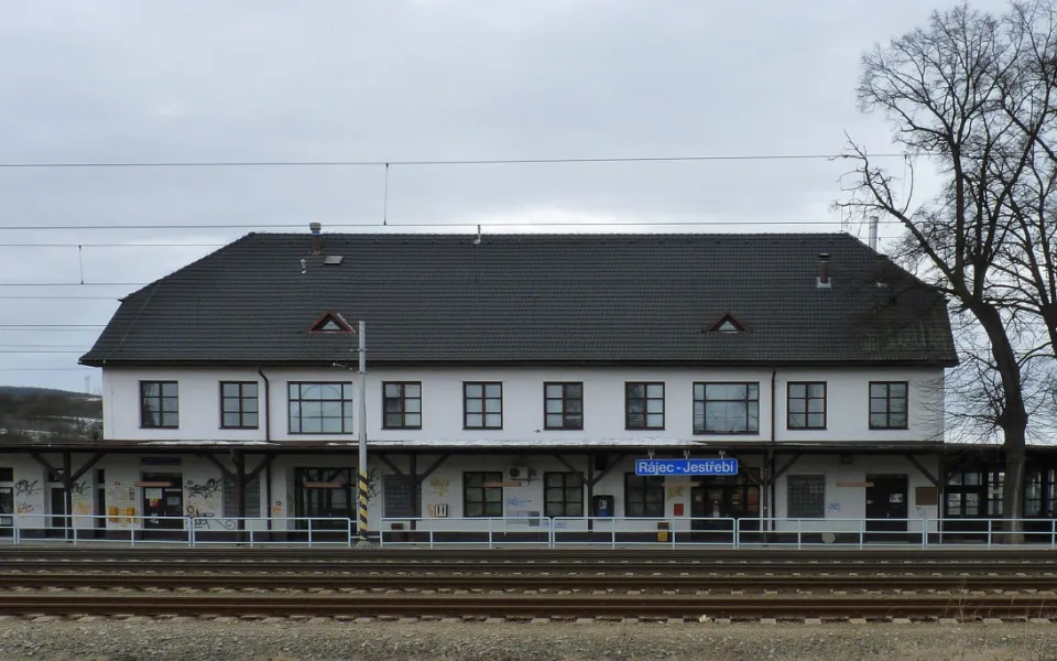 2048px-Rájec-Jestřebí,_vlaková_zastávka