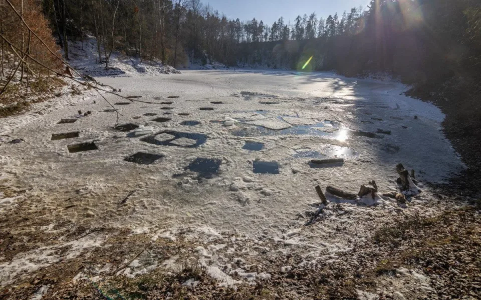 Muž se utopil v lomu na Brněnsku. Chtěl podplavat led
