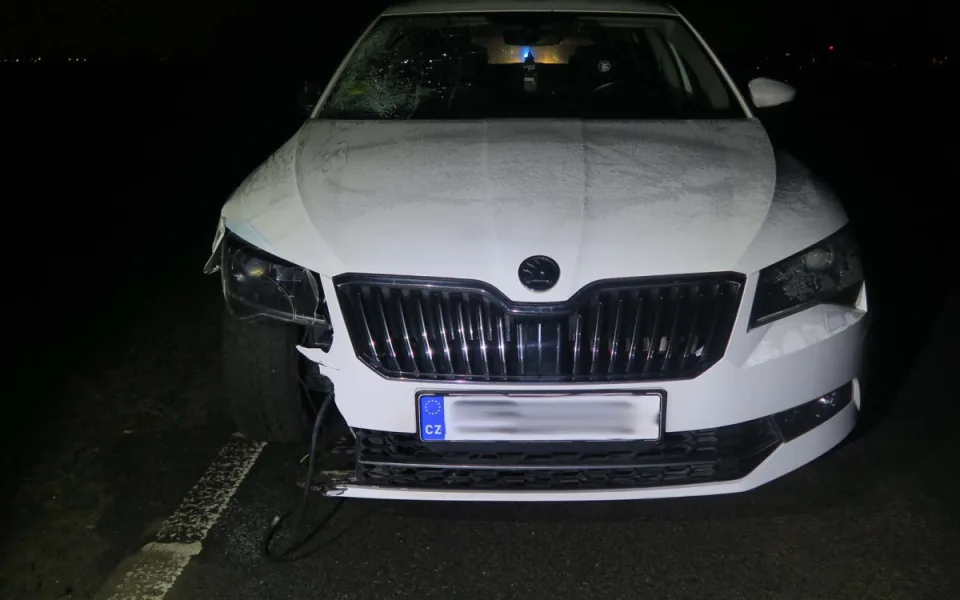 Chodec po střetu s autem na Brněnsku zemřel, policie pátrá po totožnosti oběti