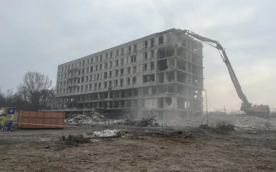 Zchátralá železniční poliklinika v Brně jde k zemi, vyroste místo ní povodňový park