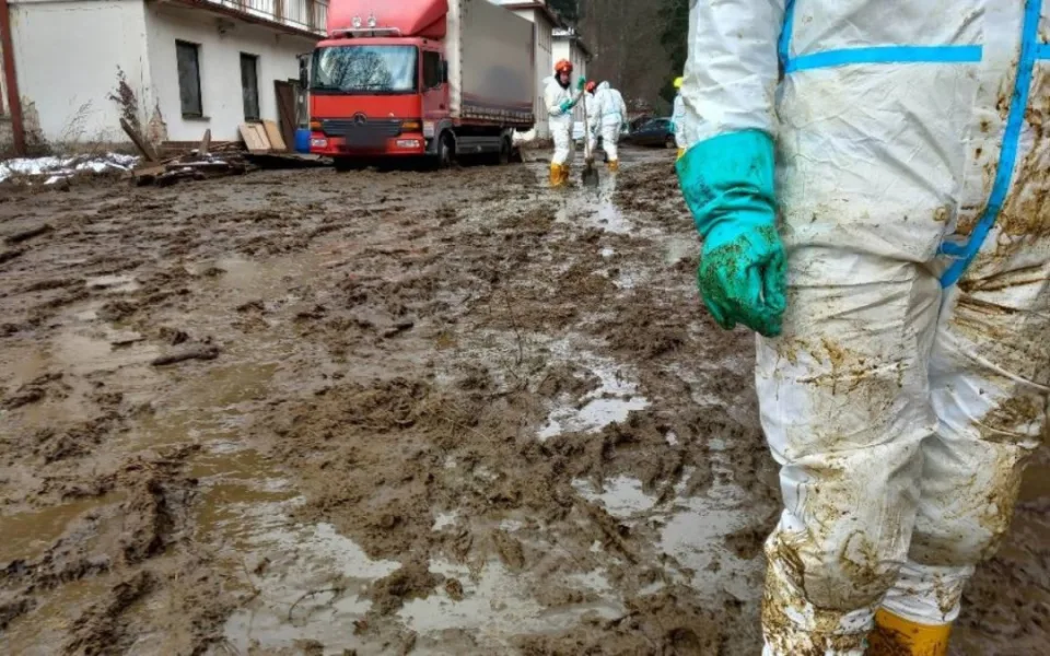 Měla povolení i revize. Farma na Znojemsku netuší, proč jímka s kejdou praskla