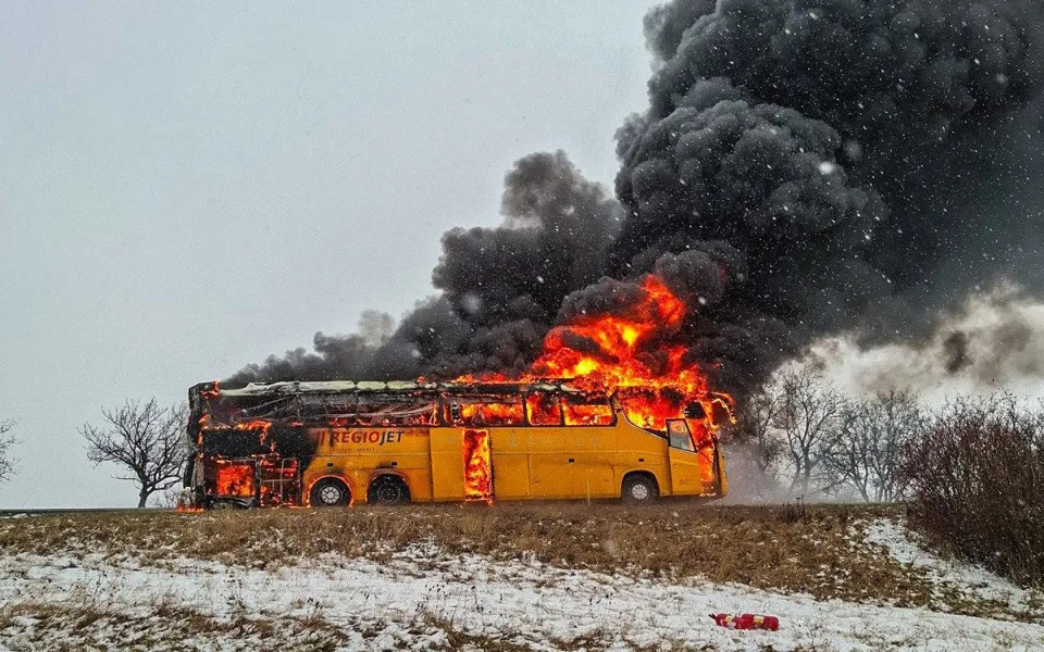 VIDEO: Hořící autobus na D46. Dálniční tah za Prostějovem stojí
