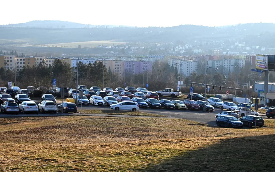 Řidičům v Novém Lískovci se má ulevit. Vyroste tam parkovací dům