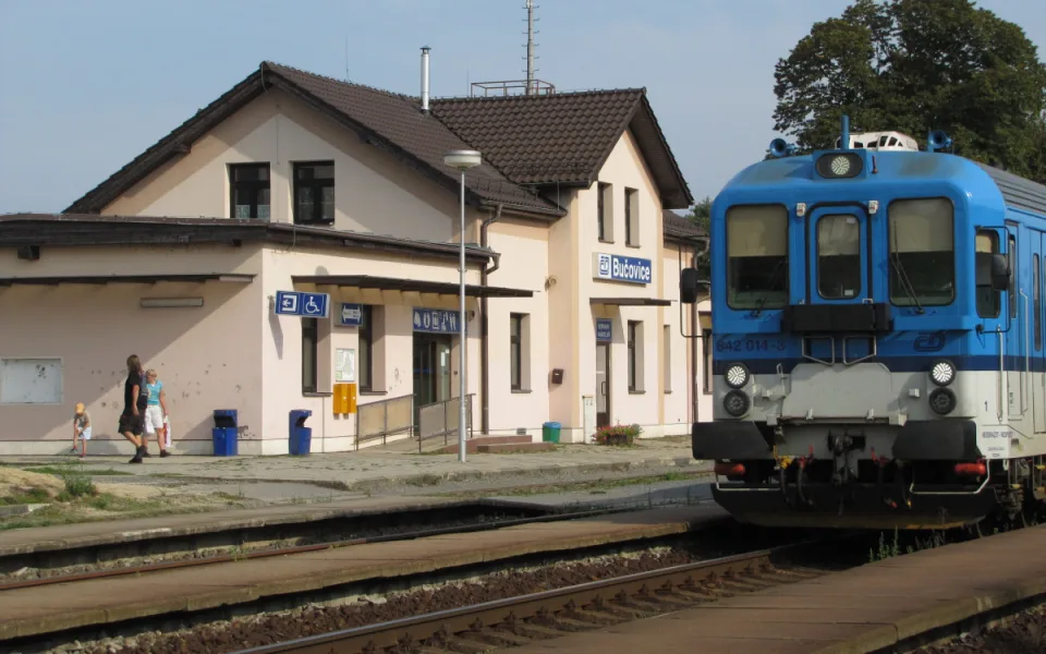 Modernizace trati mezi Brnem a Veselím se odkládá, železničáři nemají peníze