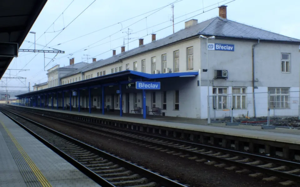 Na trati mezi Břeclaví a Mikulovem je kvůli opravám výluka , potrvá do čtvrtka