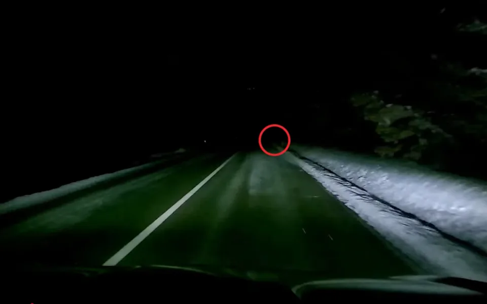 VIDEO: Řidiči ho neviděli. Chodec bez reflexů riskoval své zdraví, dostal pokutu