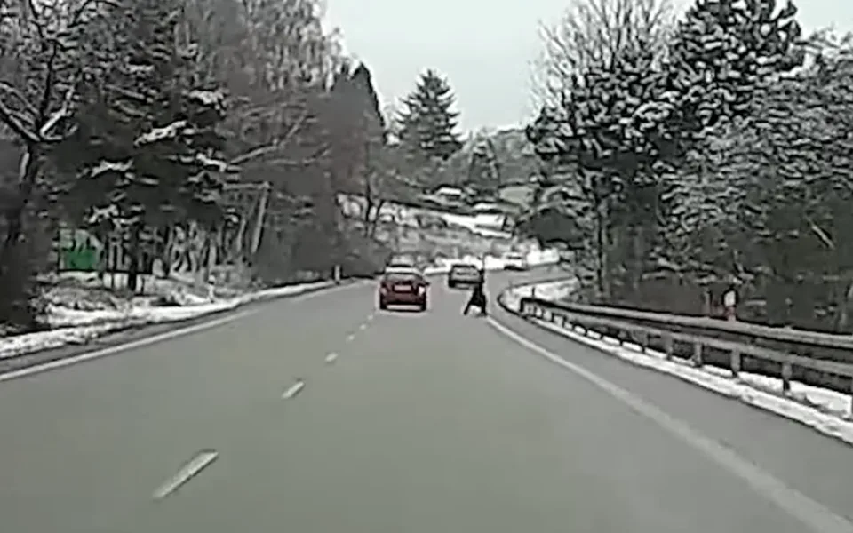 VIDEO: Senior z Blanska se katapultoval z elektrokola. Po rakytníkovém likéru nadýchal dvě promile