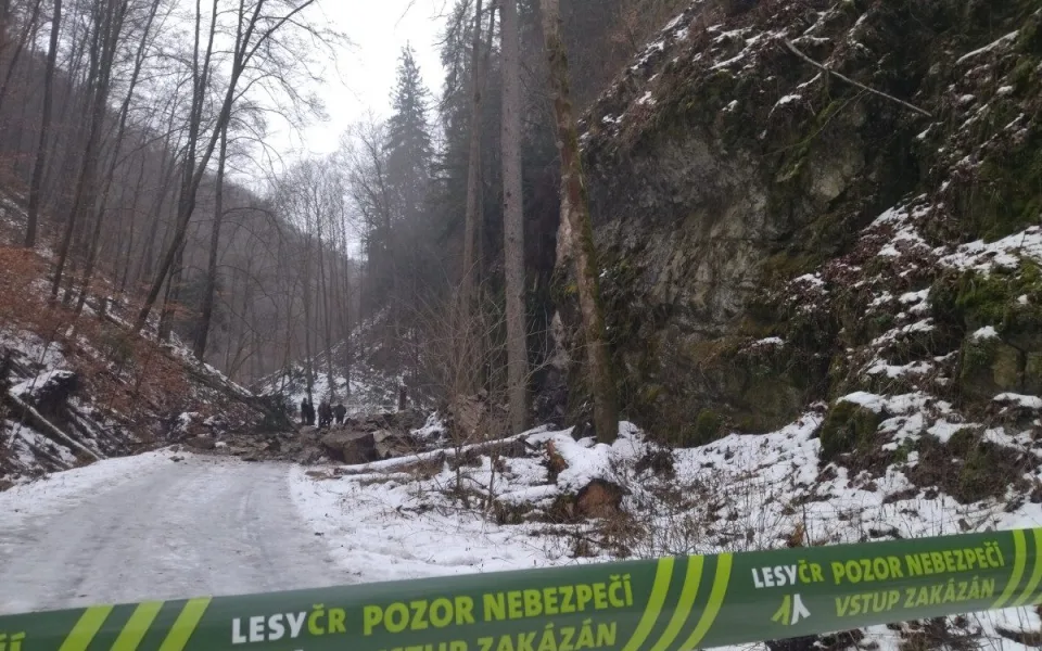 Cestu mezi Macochou a Punkevními jeskyněmi zavalil kus skály, možná jich bude víc