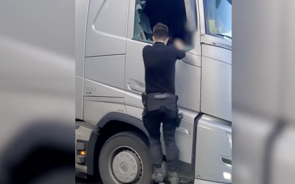Policisté museli rozbít okno.