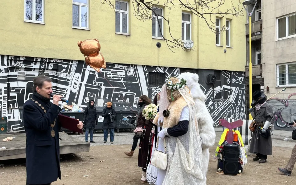 FOTO: Okolí Káznice ožilo masopustem. Průvod vedla nevěsta s rostoucím břichem