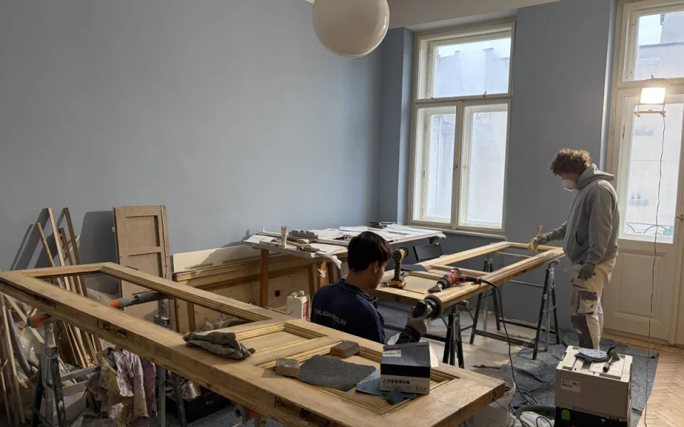 Studenti restaurátorství vrací život Herdanovu bytu, který pamatuje zlatou éru Brna