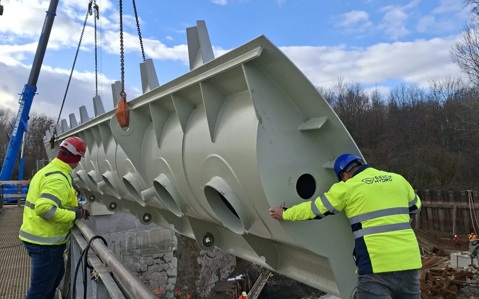 Rekonstrukce jezu v Rajhradě pokračuje, dělníci usadili druhou klapku