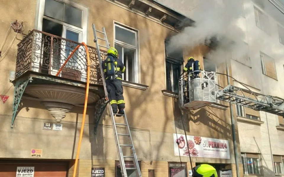 Na Hlinkách hoří byt, tři lidé skončili v nemocnici