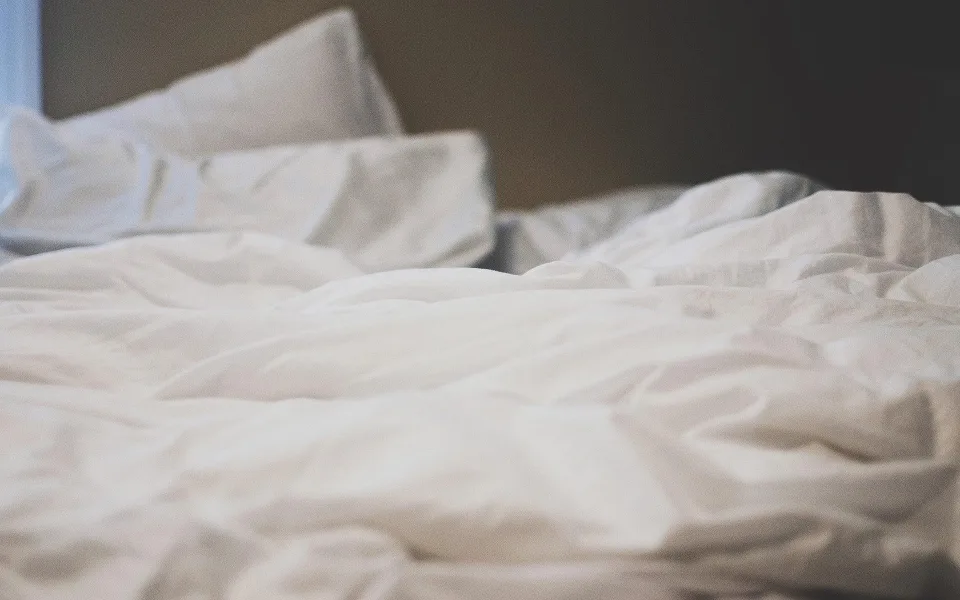 Opilý muž tvrdě spal na hotelu. Vzbudit se ho podařilo až brněnským strážníkům