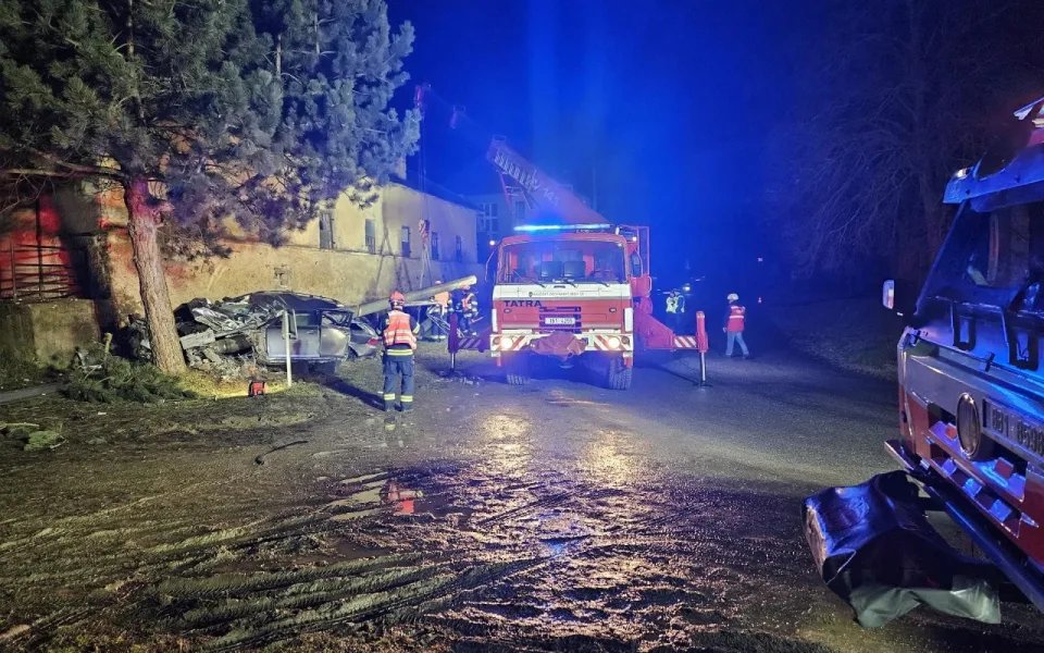 Řidič v Rešicích narazil do sloupu, nehodu nepřežil. Část obce byla bez proudu