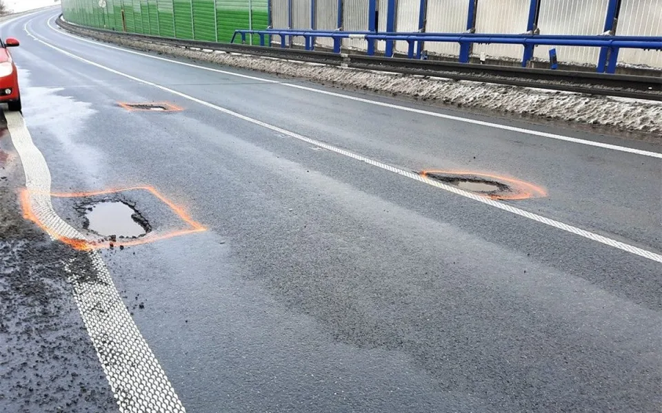 Po zimě hrozí na silnicích výtluky. Řidiči by měli zpomalit a být obezřetní