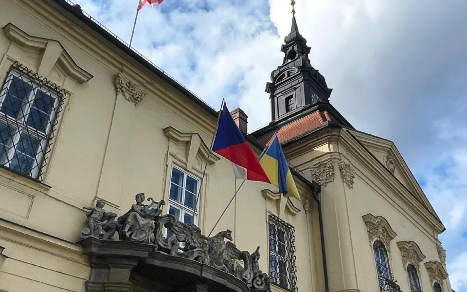Na magistrátu vlaje ukrajinská vlajka. Brno své postoje nemění, říká primátorka