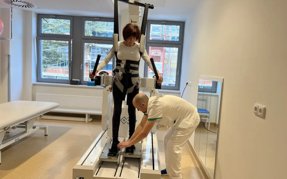 VIDEO: Pacienti v Brně využijí robotický chodník. Pomáhá jim zlepšit chůzi