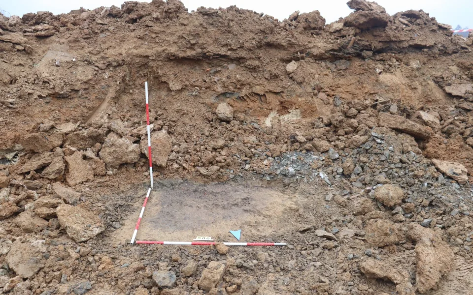 Při stavbě tramvajové trati na Kamechy našli archeologové pravěkou jámu