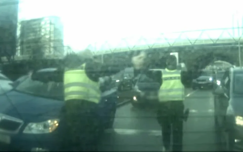 VIDEO: Batole snědlo sklo, zoufalá matka s ním uvízla v koloně. Policisté prorazili cestu