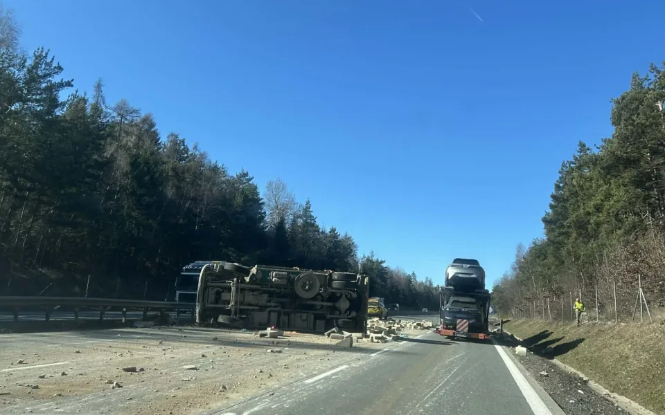 Dálnici D1 na u Domašova ve směru na Prahu zablokoval převrácený náklaďák