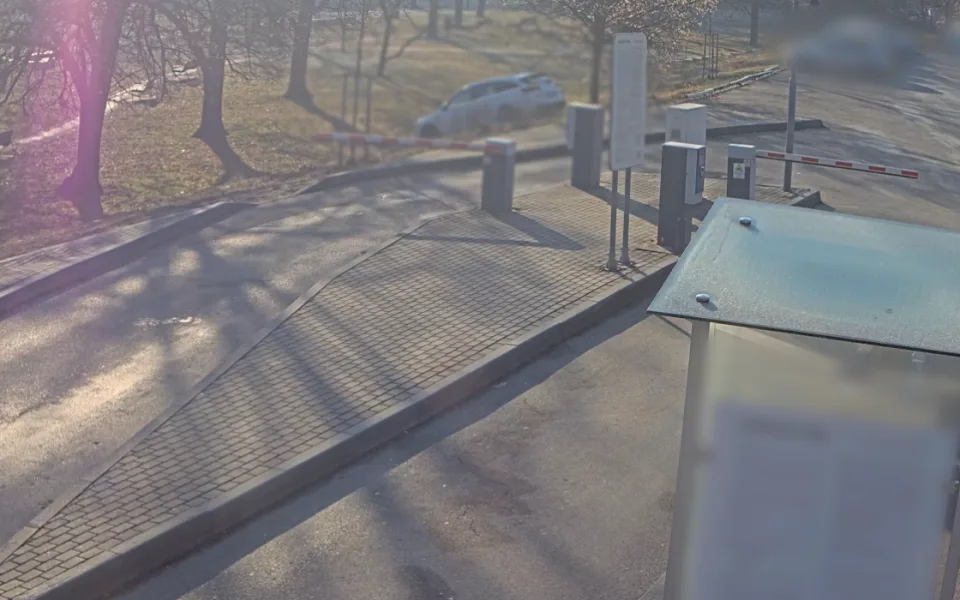 VIDEO: Řidič v Brně nezatáhl ruční brzdu. Jeho auto sjelo do parku a porazilo lavičku