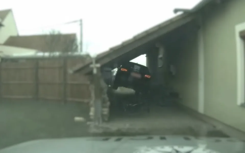 VIDEO: Zfetovaný řidič ujížděl před zákonem. Zničil zahrádku, lekl se až pistole