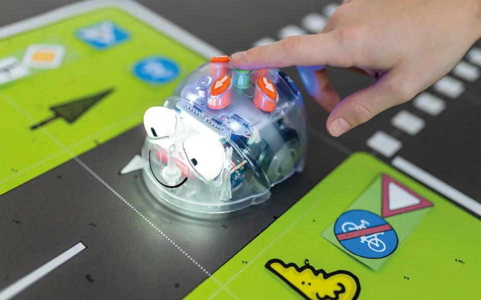 Projekt propojuje dopravní výchovu s robotikou. Nápad studentky se stal realitou.