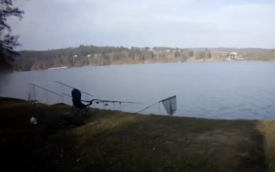 VIDEO: Na Prýglu se povaloval granát z druhé světové války. Našel ho rybář