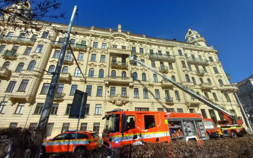 Hasiči zasahovali u požáru na Konečného náměstí v Brně, jedna osoba utrpěla zranění