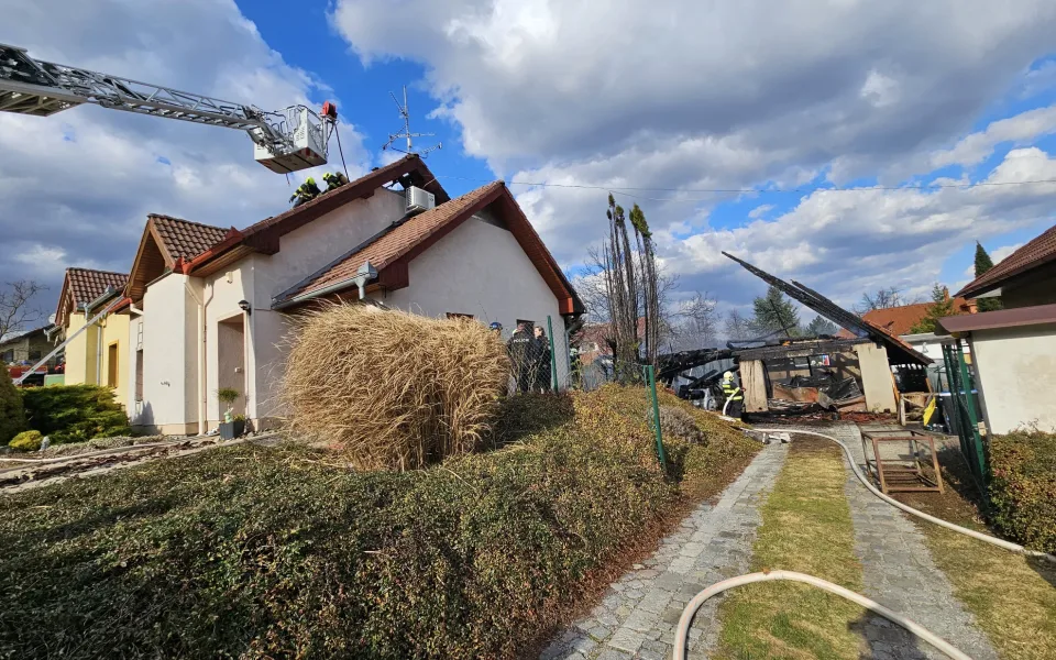 Požár garáže rodinného domu na Vyškovsku způsobil škodu několik milionů korun