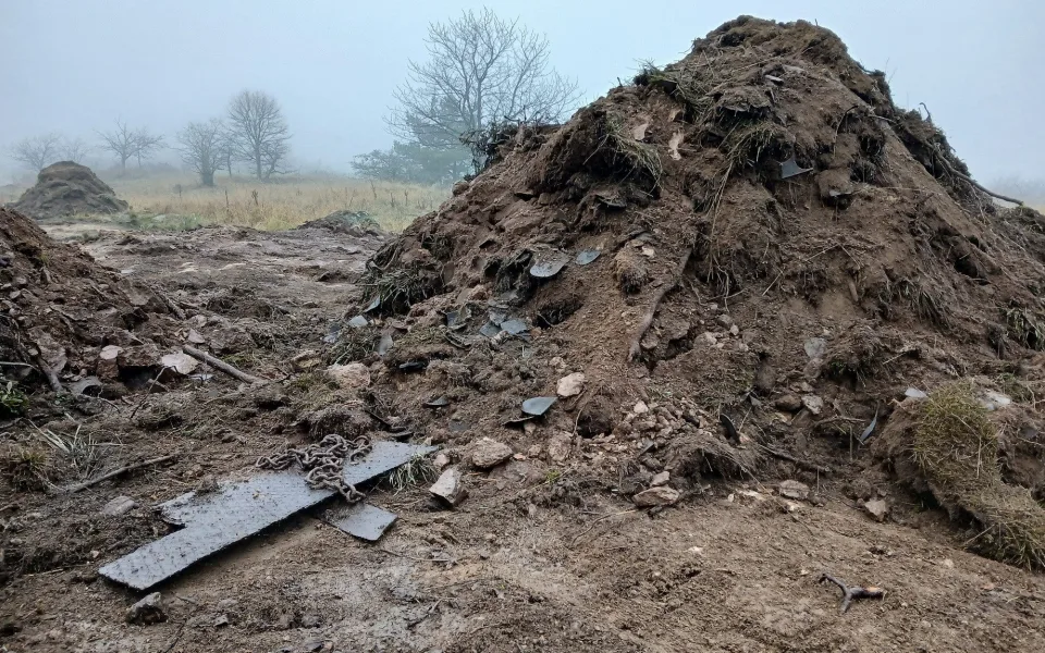 Z Podyjí zmizela obří skládka podrážek, pracovníci odvezli 115 tun odpadu