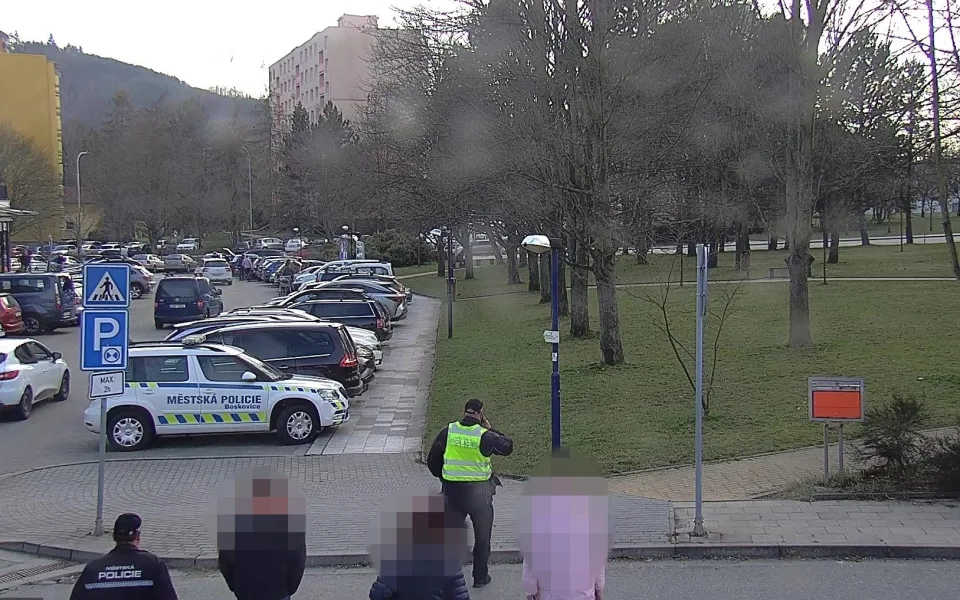 Když máš hlad, nejsi to ty. Dvojice z Boskovic kradla hotovky a ukrývala  je v keři