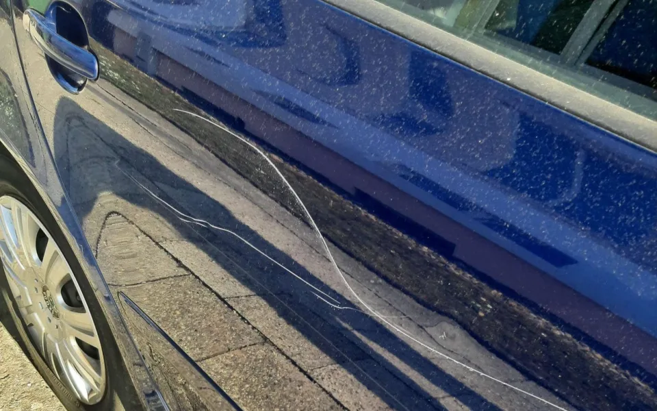 Vandal na Hodonínsku poškrábal auta v celé ulici. Škoda je čtvrt milionu