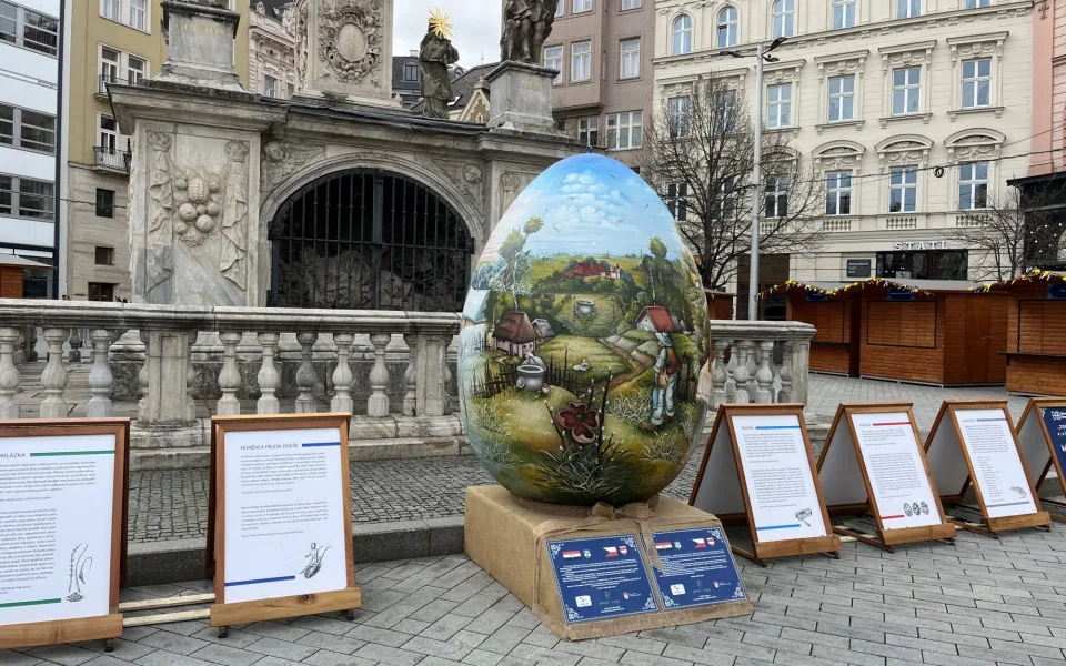 Lidé v Brně obdivují dvoumetrovou kraslici. Láká na velikonoční trhy
