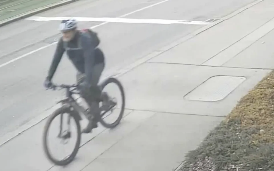 Dědoušek v Brně urazil cyklistu. Ten ho zbil, strčil pod auto a ujel