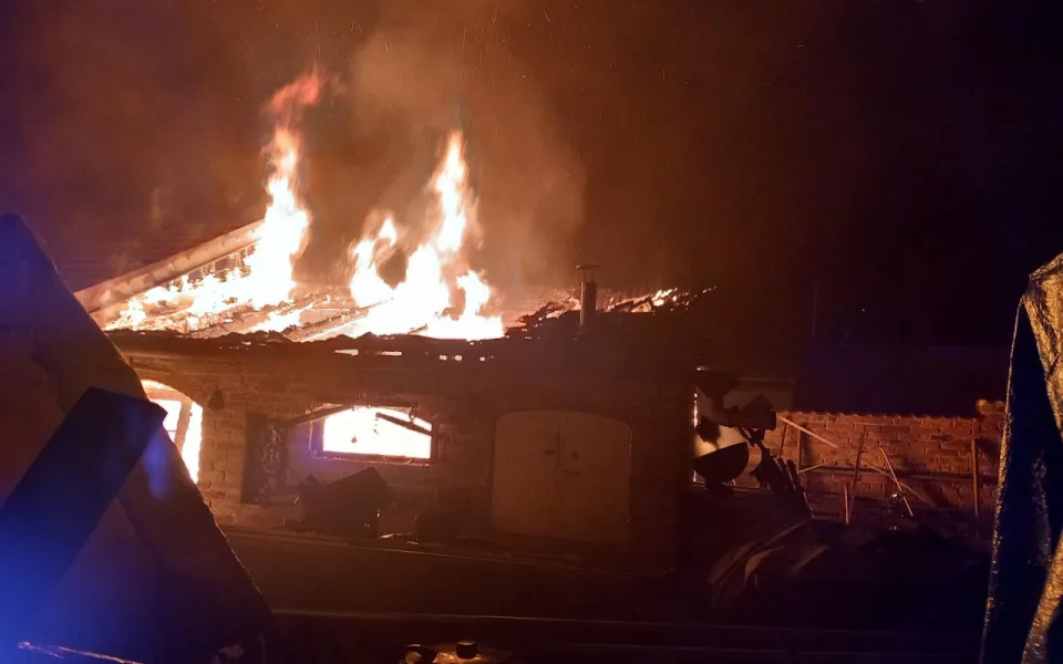 Noční požár přístřešku na Hustopečsku zaměstnal hasiče, obešel se bez zranění