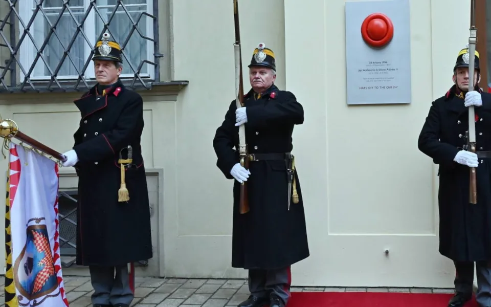 V Brně dnes odhalili pamětní desku jako připomínku návštěvy královny Alžběty II.