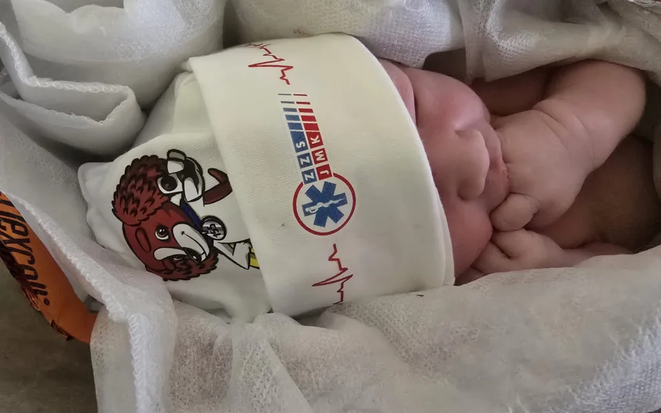 Rychlejší než sanitka. Valentýnka přišla na svět s pomocí operátora i tatínka