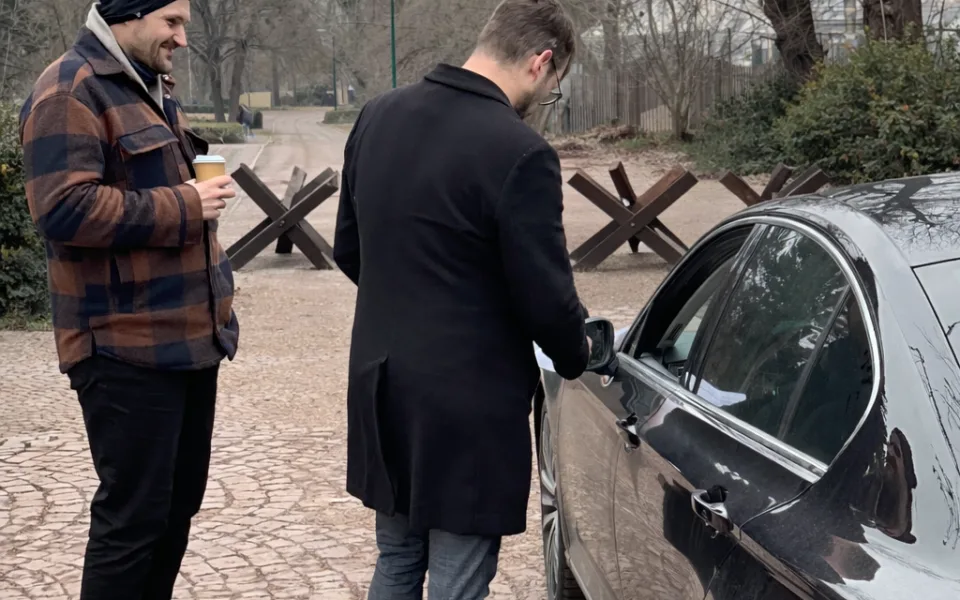 Vjezd do Lužánek střeží zátarasy. Potrápí řidiče, kteří si přes park krátí cestu